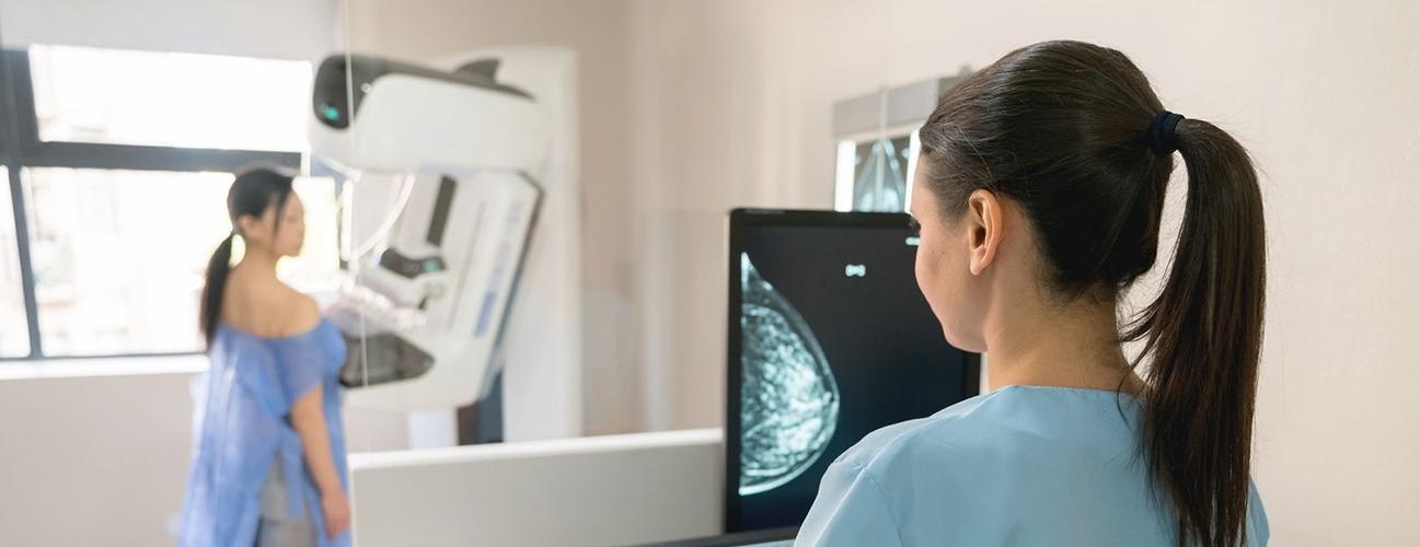 接受乳房x光检查的妇女