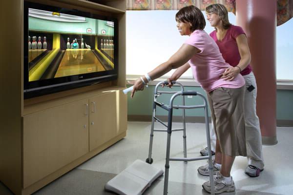 女性中风康复推荐十大正规网赌平台和康复治疗师玩Wii保龄球