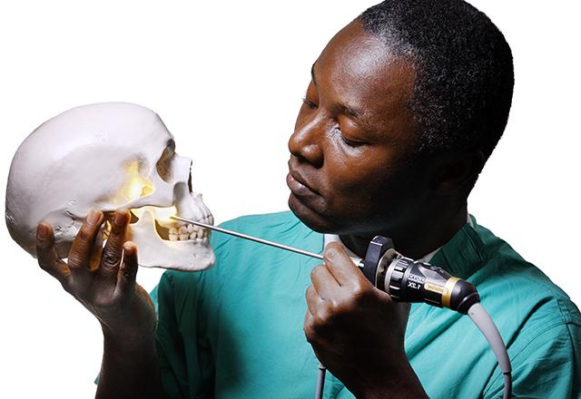 Dr. Boahene拿着头骨模型