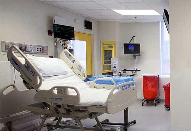 生物防护室的内部照片，显示一张病床和一间护理室.